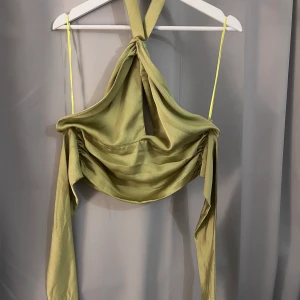 Grönt topp - En topp som sitter väldigt fint, kort. I storlek 38. Väldigt härligt material. Oanvänd. 