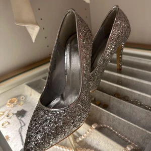 Pumps skor  - Skorna är i bra skick , festliga fina glittriga skor . 