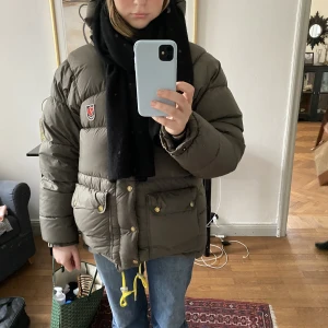 Fjällräven jacka - Jättesnygg olivgrön fjällräven jacka som aldrig går ur tiden. Storlek XXXS motsvarar en S-M. Jackan är nyligen inlämnad hos kemtvätt så den är ren. Det finns lite täcken på användning, men är i sin helhet bra skick. Skriv för fler bilder.