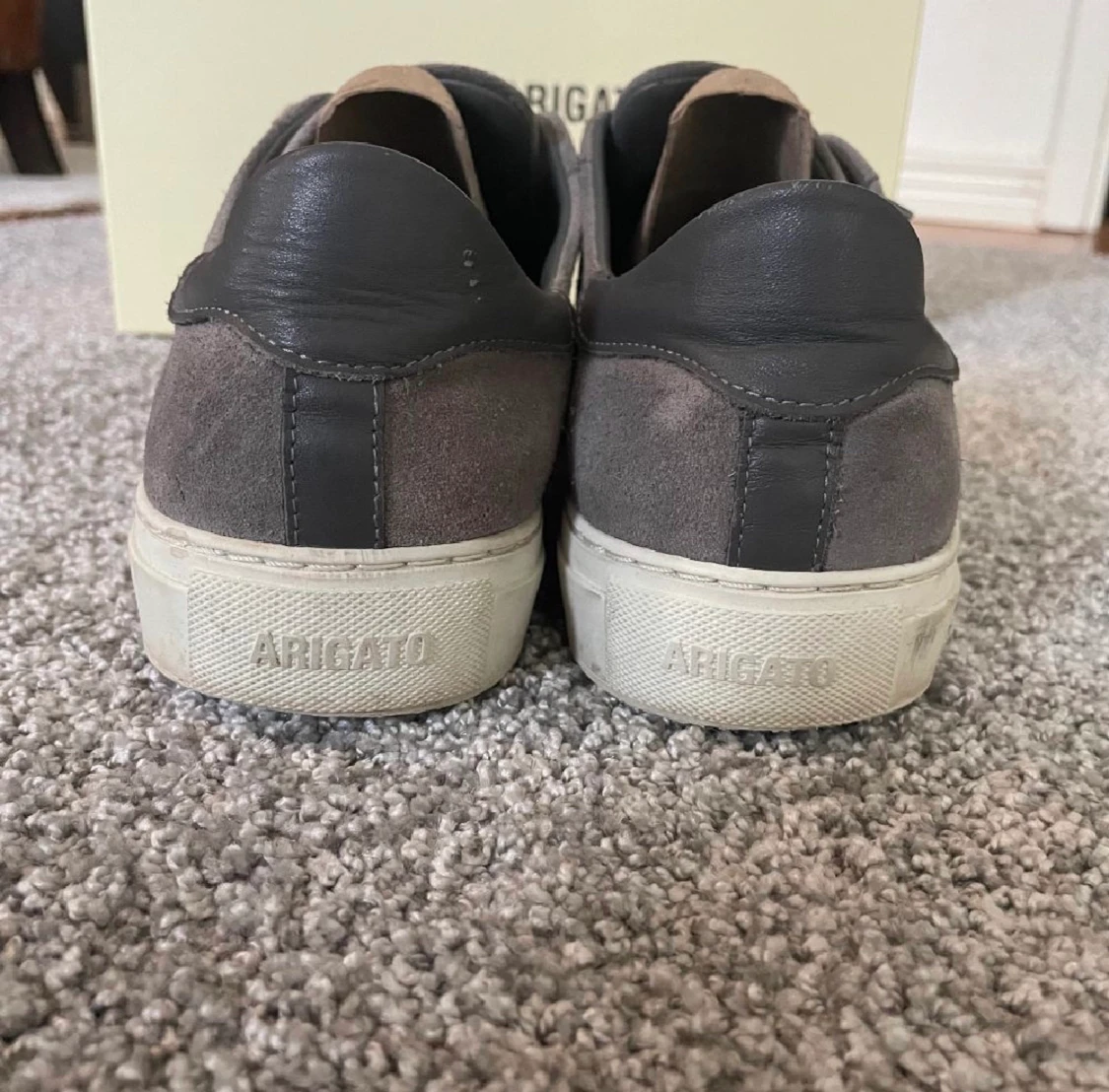 Min son tänker sälja sina Axel Arigato skor på grund av att han inte vill ha dom längre. - 91