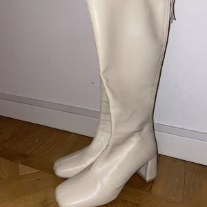 Krämvita boots från shein - Boots från shein, låg klack, väldigt sköna att gå i. Endast använd fåtal gånger. 🤍