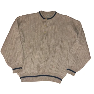 Stickad tröja - En fett mysig oversized stickad tröja med knappar! Super duper fin och jätte varm<33