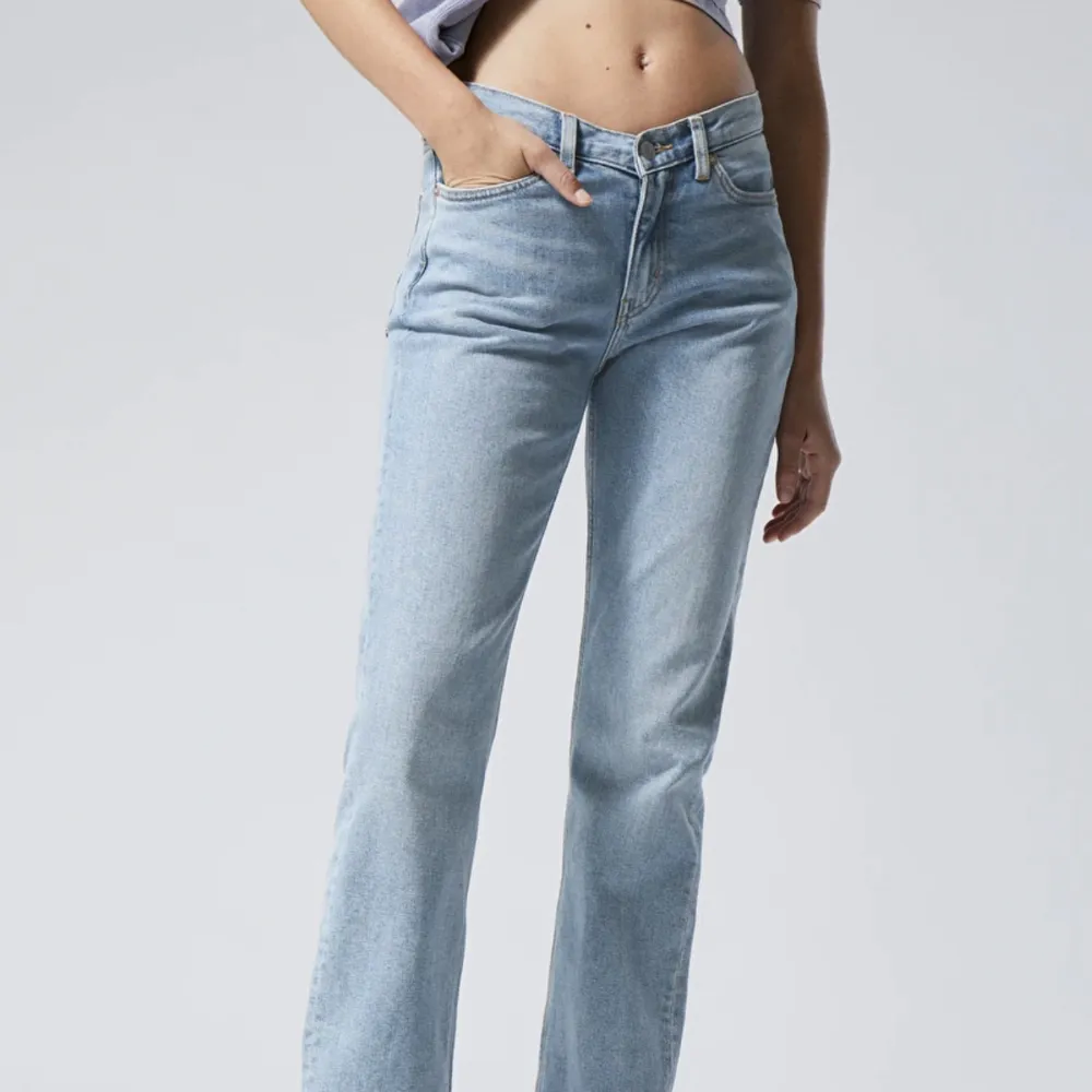 Ett par knappt använda lågmidjade jeans från weekday i modellen twig. Jag är 167 och passar jätte bra. Nypris:500kr. Jeans & Byxor.