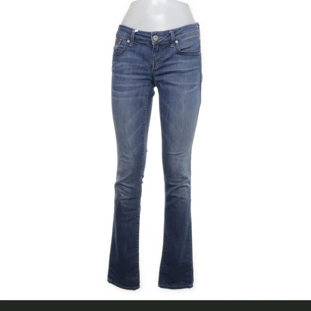 LÅGMIDJADE!!! Säljer dessa snygga jeans, straight!! Kommer tyvärr inte till användning.  Midjemått: 72 . Jeans & Byxor.