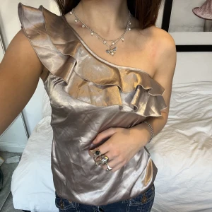 One shoulder topp! - Säljer denna så fina topp som är perfekt till fest Elr liknande😍 