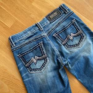 Häftiga jeans från jeansmärket ”Miss me”, först till kvarn!💕  Innebenslängden 60cm Midjemåttet 80cm