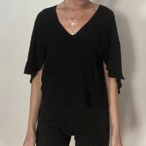 Fladdrig blus - Fladdrig blus med öppen rygg