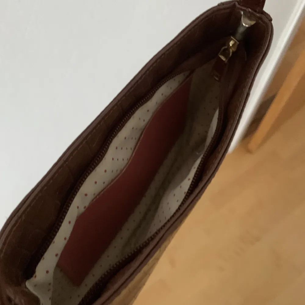 Säljer denna snygga handväska i nyskick!!🤩🤩. Väskor.