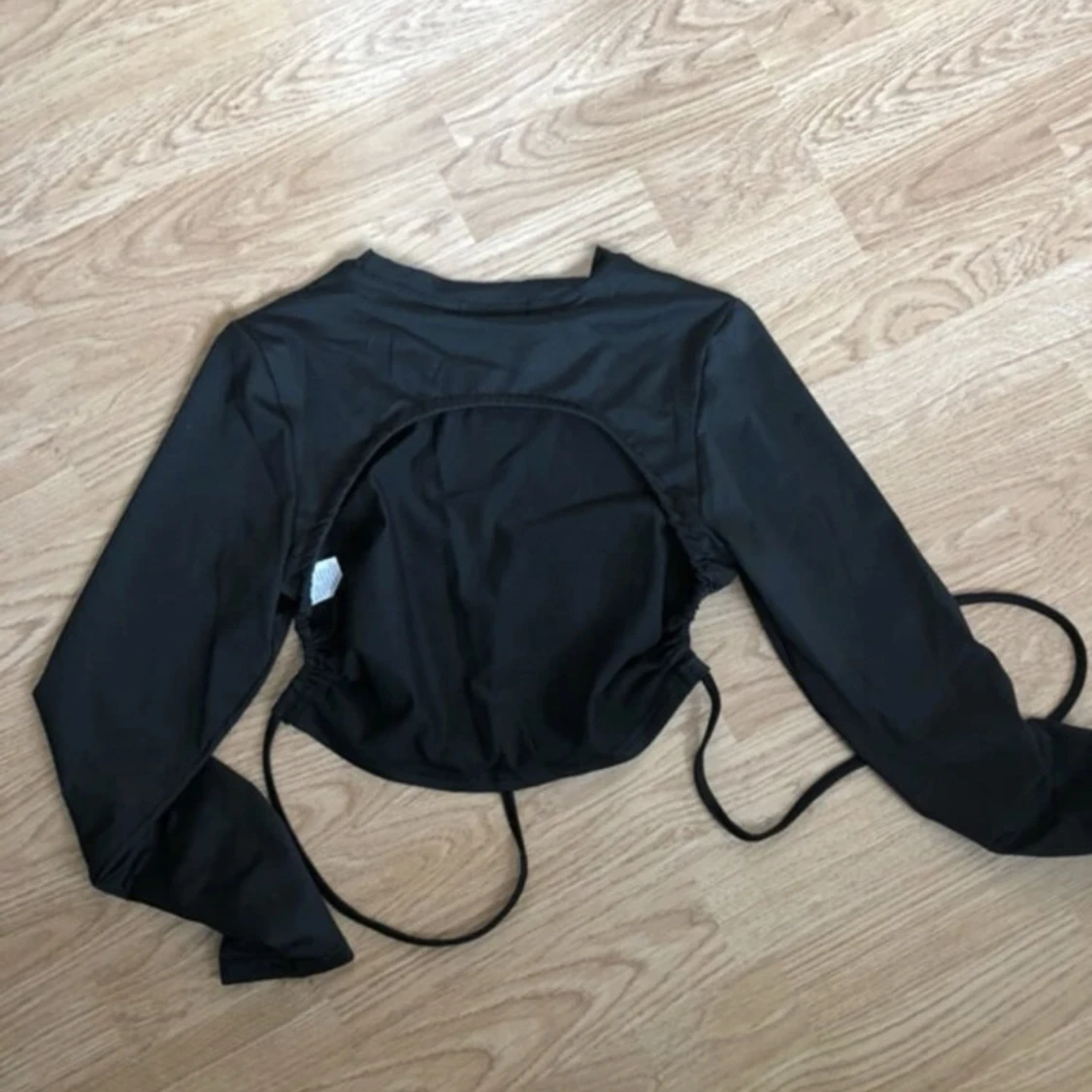 Svart topp med öppen rygg - 91