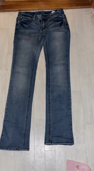 Fina jeans - Fina gråblåa jeans köpt på sellpy någon månad sedan. Fina detaljer på bakfickorna. Aldrig använda av mig. Väldigt bra skick, inte slitna alls. Lowrise  Köp gärna med köp nu funktionen men ni kan också kontakta mig
