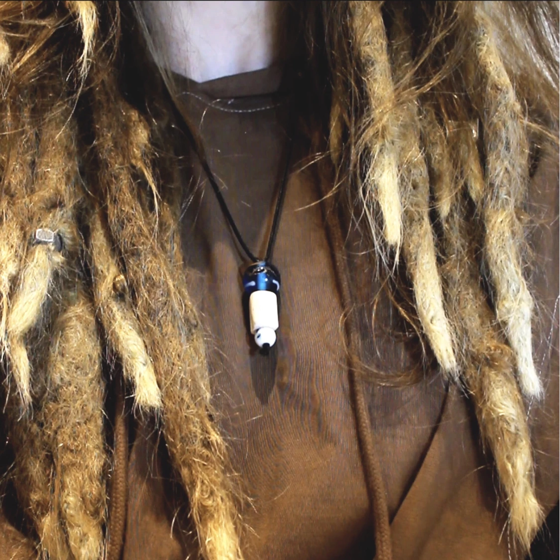 Halsband med ett hänge av trä, glas och porslin - 91