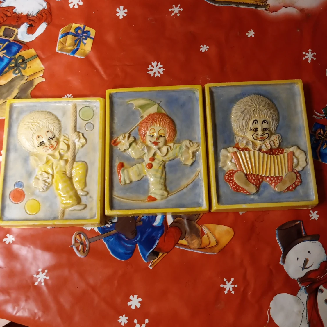 Gipstavlor 3 stycken med clown motiv .