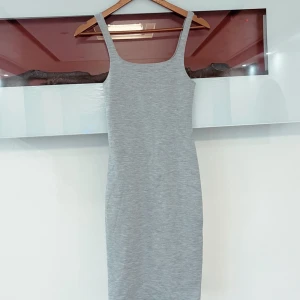 klänning  - väldigt fin klänning använd 2 gånger 