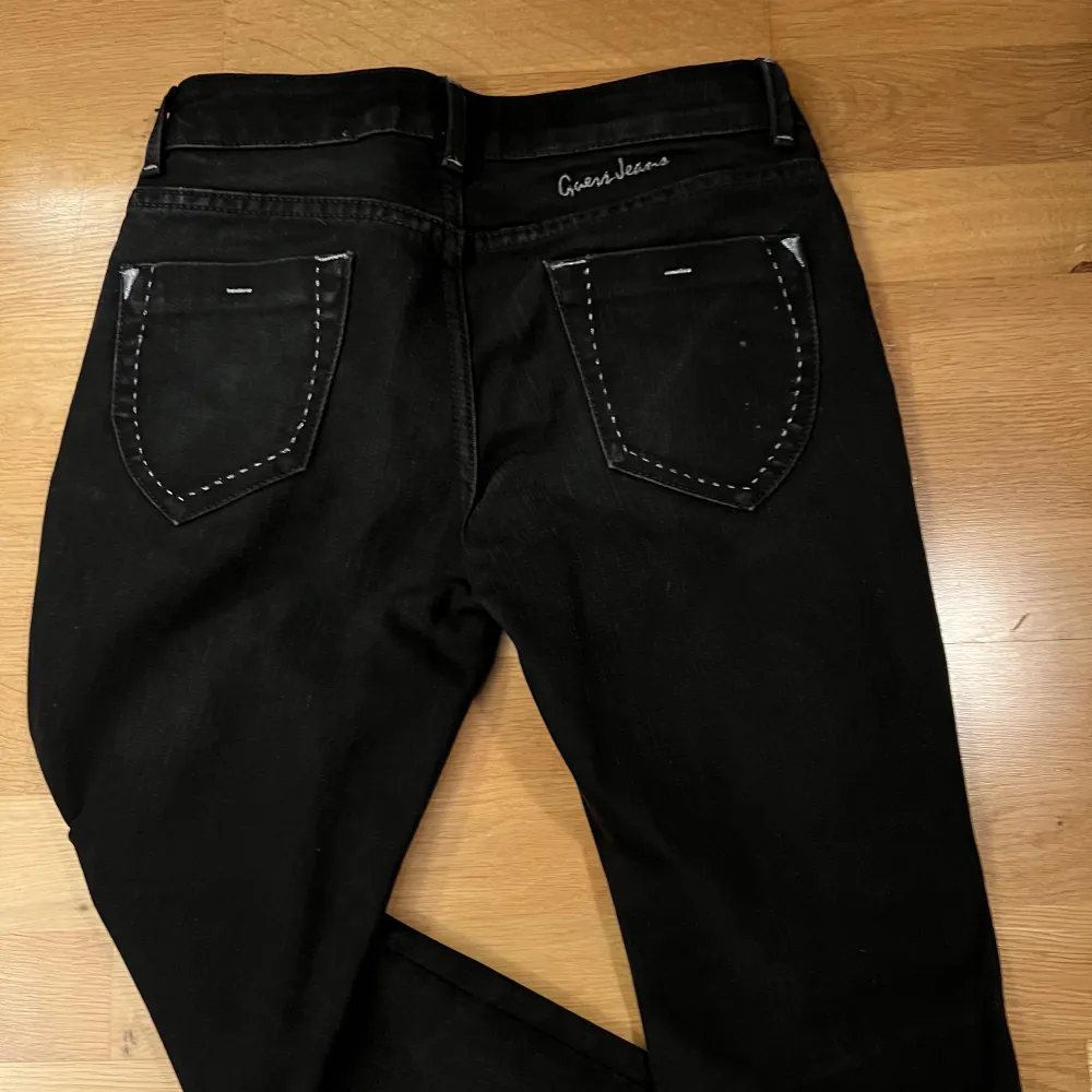 Säljer ett par Guess lågmidjade jeans använd ett fåtalet gånger, storlek 27 . Jeans & Byxor.