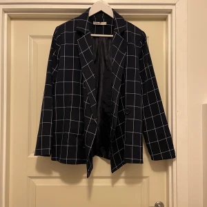 Kavaj strl 40 - Kavaj från NA-KD, använd men i fint skick.