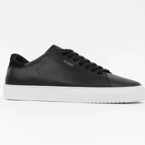 Axel arigato skor  - skit snygga arigato skor köpa i slutet av september, säljer då de inte kommer till användning längre! Storlek 40. Köptes för 2200 kr på deras hemsida, box följer med! Dom är använda alltså lite smutsiga men går att tvätta bort. Säljer för 850 