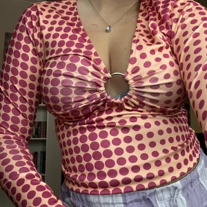 topp - en klänning som jag klippt av så är nu en topp, lappen kvar och är oanvänd, från h&m, frakt tillkommer OBS frakten kan bli billigare 