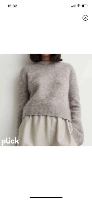 Stickad tröja  - Jag säljer min efterfrågade tröja från h&m med slits på armarna. Endast använd en gång förra vintern så den är i nytt skick. Vid fler frågor skriv på dm 