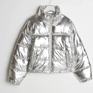 Silvrig Jacka🪙 - Supercool jacka från Gina, storlek L men märks inte av då den är anpassningsbar. Sitter snyggt på alla från S-L!! Jag har i vanliga fall S/M men som ni ser på bilderna så sitter den toppen.  Nypris 700kr 