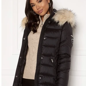 Rockandblue vinter jacka äkta päls - Använd en vinter. Varm & elegant me stor äkta päls! Inköpt för 3299. Utan bälte då den är finare utan och ett blixtlåst är lite avfärgad pga snön, inget som syns tydligt! Därmed kan jag släppa den för 500kr. Bud gärna med eget prisförslag! 