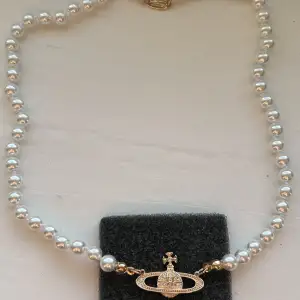 Riktigt fint Vivi-pearlnecklace av Model nmr: 203-5724714-3082768 Otroligt fin kvalite🙂 Original dustbag kommer med. Skick 9/10. Använt varsamt