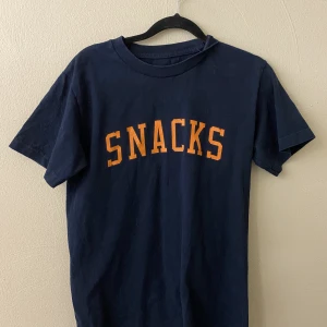 T-shirt snacks - T-shirt snacks - köpt på trés bien  - storlek S , passar även XS - bra skick  - pris 100kr + frakt  