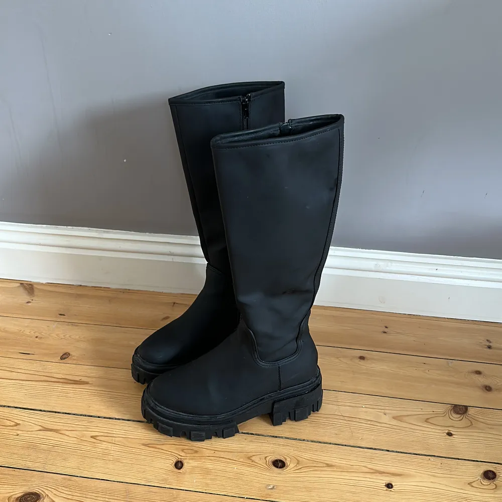 Snygga svarta boots från Asos. Storlek 37. Använda 2 gånger, så som nya! Köpta för 500kr. Priset är inte inklusive frakt.. Skor.