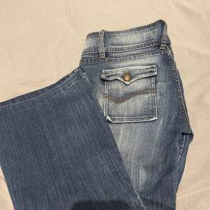Jeans från usa&co, dem är i bootcut modell med fina detaljer på fickorna. Står ingen storlek men passar en xs-s skulle jag säga  Skickar gärna mått om de behövs