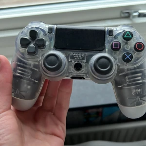 Ps4 kontrol - Jag säljer Dena kontrollen.helt ny och den är jättefin börjar med priset 400
