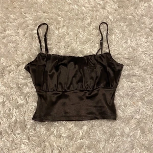 Brunt Linne - Säljer denna super gulliga topp eftersom den inte passar mig och har bara legat i garderoben💗