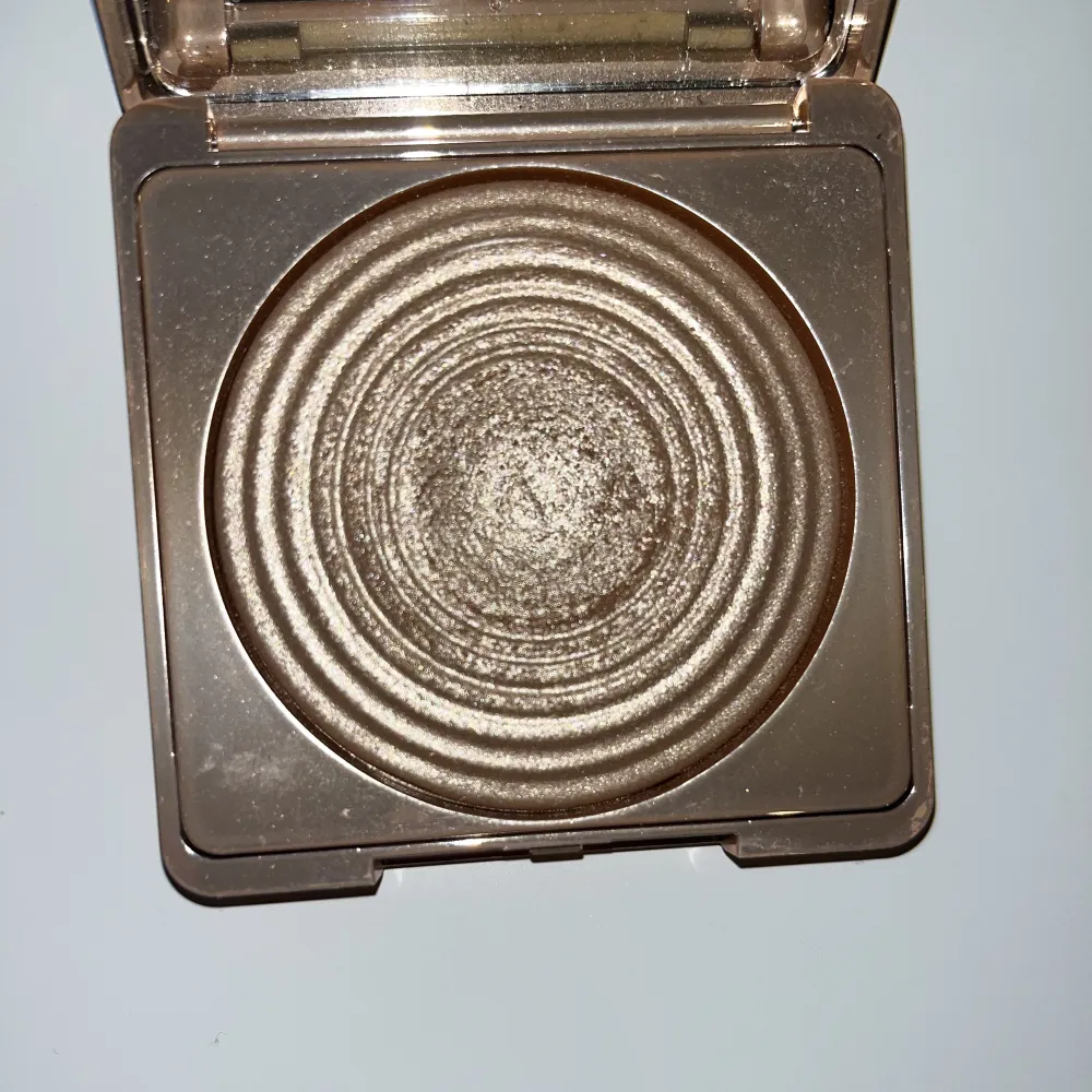 Säljer min caia highlighter i färgen portofino. Nypris 325kr. Säljes för 260kr inklusive frakt. Pris kan diskuteras. Skriv för fler bilder💗. Accessoarer.