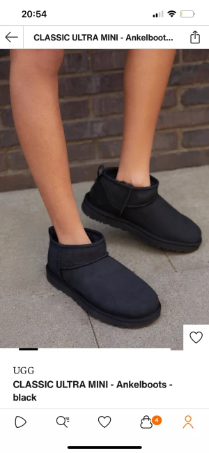 Ultra mini uggs  - Nyskick och helt oanvända uggs i ultra mini modellen, färg svart. Säljer då jag fick tag i två olika par. Jättefina, slutsålda på zalando🤍 köptes för 1700, säljer för desamma. Frakt tillkommer 