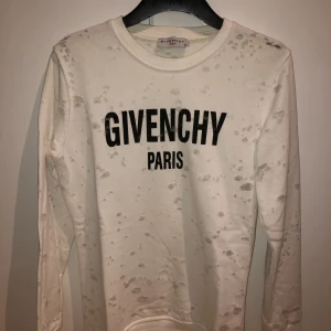 Givenchy tröja - Säljer min Givenchy tröja som är helt ny och aldrig använt, hör av er.