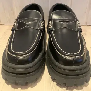 Eytys Angelo Loafers i svart läder. Säljer dom pga fel storlek. Väldigt bra skick då dom bara är använda ett fåtal gånger.