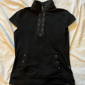 Svart topp!  - Svart topp med zip up! Med fina silver detaljer sitter tajt och snyggt på💖💖❤️kan posta!😌