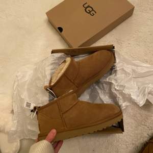 Uggs från Ugg australia i modellen ultra mini. Färg: chestnut. Helt nya med prislapp kvar, testat i 2minuter Max. Beställda från kicks crew. Säljer pga ej gratis retur och de var för stora!