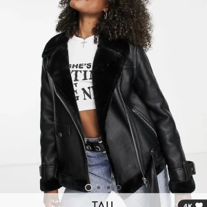 Svart bikerjacka i läder - Hej! Säljer min helt nya bikerjacka då det inte var min stil, sitter snyggt oversized. Aldrig använd endast testad. Nypris 953 men säljer för 500, kan hämtas i Östergötland eller skickas mot fraktkostnad😊