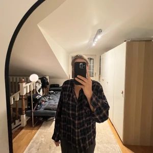 Balenziaga skjorta  - Ny skick  Köpt på Natalie shutterman  Ursprungsorts :11 000kr  Säljs för : 5000kr