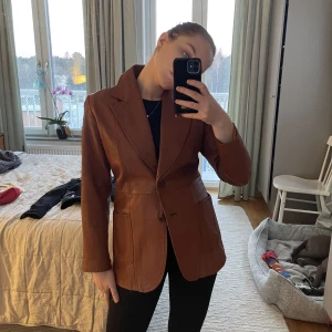 Brun läderkavaj - Såå fin vintage läderkavaj! Står som str 40 men passar egentligen XS/S. 