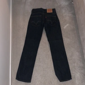 Lågmidjade Levis jeans  - Säljer dessa lågmidjade raka Levis jeans pågrund av att dom inte passar mig. Aldrig använda. Passar någon som bär xs/s. 