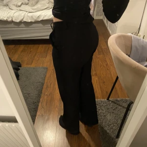 Svarta kostymbyxor  - Kostymbyxor ifrån Vero Moda i fint skick! Strl xs i midjan och L30💓