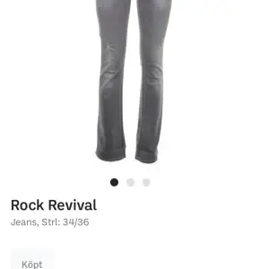 As feta rock revival jeans köpta för 650 kr på sellpy att 27 men korta och bootcut modell! Pris kan diskuteras och frakt kan vi dela på!💗😻