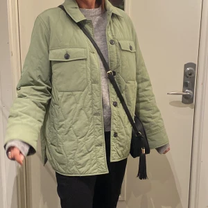 Dunjacka - Säljer denna gröna dunjackan då den inte är min stil. Har bara använts två gånger, modellen på bilden är 167 cm. Köparen står för frakt 🥰😊