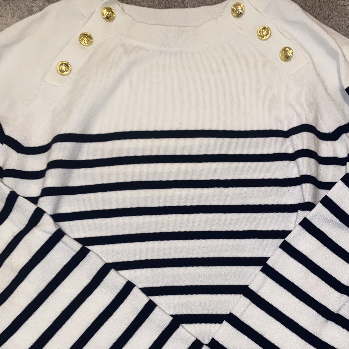 Randig tröja med gulddetalj - 90