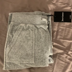 Juicy Couture, ny skick - Storlek xxs, helt nyskick, man kan se att lappen fortfarande sitter kvar, säljer byxorna för samma pris som jag köpte dem. Man får gärna höra av snabbt eftersom jag annars kommer att lämna tbx dem. Kan nås på insta och snap med.