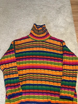  polotröja - den är så gott som ny, stickad ylletröja , äkta beneton, har änvänt få tal gånger, väldigt gott skick. Föreslå gärna pris