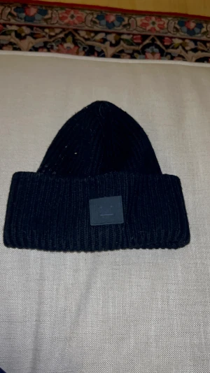 Acne Mössa - Säljer min svarta Acne mössa. Säljer för 750 kr, orginal priset är 1500 kr. 💗 Väldigt bra skick. Köparen står för frakten! 💗Jag kan mötas upp.   
