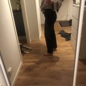 Favourite Cut Jeanse 26/30 & Other Stories, sköna Jeanse i ekologisk bomull. Sitter snyggt men har passar desvärre inte in i min garderob, är därför använda 1 gång