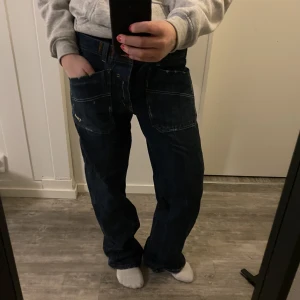 Byxor med fickor - Blåjeans med coola fickor fram och bak! Finns även knappar som kan justera midjemåttet helt utmärkt! 🙏🏼 Innerbensmåttt är 90 cm och midjemåttet är 40 cm (80cm hela vägen runt) respektive 46 cm (92 cm) 💙 Skriv vid minsta fundering eller fler bilder! ☺️