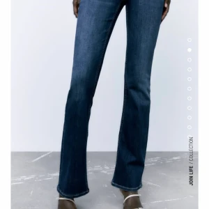 Bootcut jeans från Zara - Ett par byxor från Zara som är slutsålda just nu. De är jättefina och har lappen kvar säljer pga att de inte passade riktigt. 